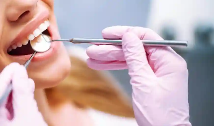 Zahnarzt Implantat